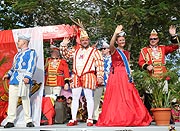 der Düsseldorfer Prinz Hanno und Venetia Sara beim Umzug auf dem Seychellen Carnaval International de Victoria 2016 (©Foto: Martin Schmitz)